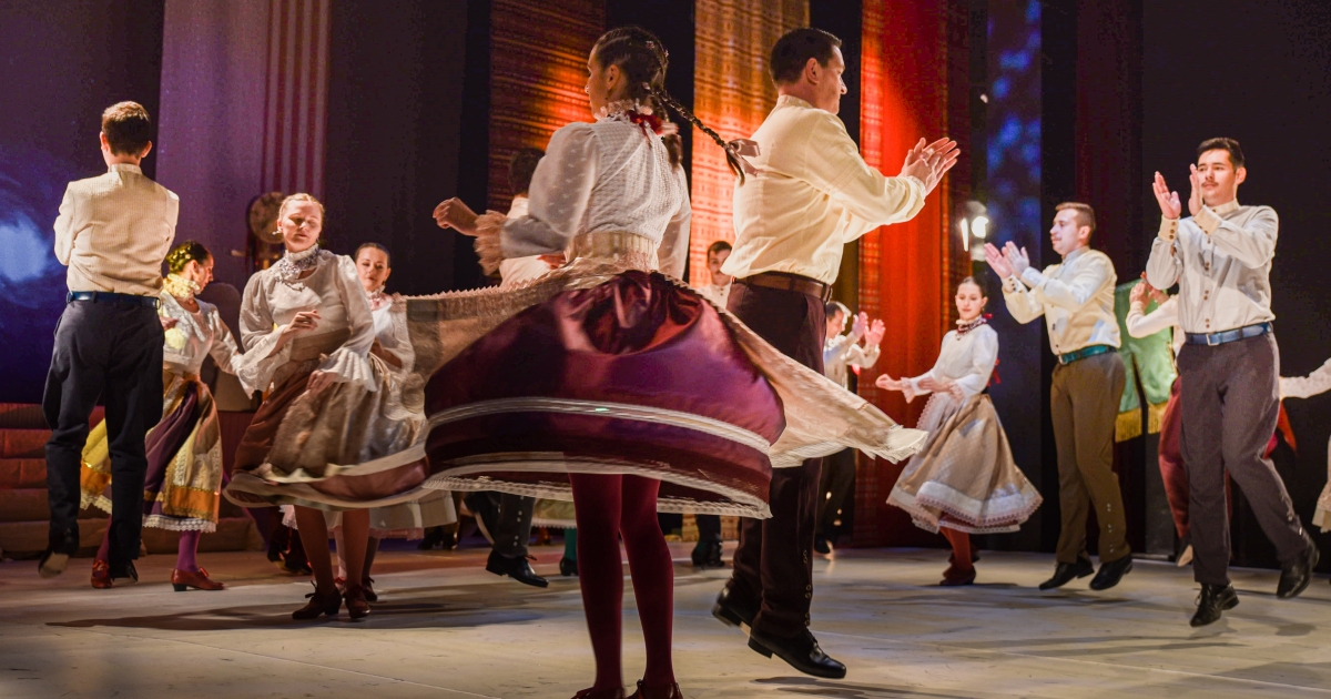 Boldogasszony tenyerére hívja a nézőket a Hargita együttes